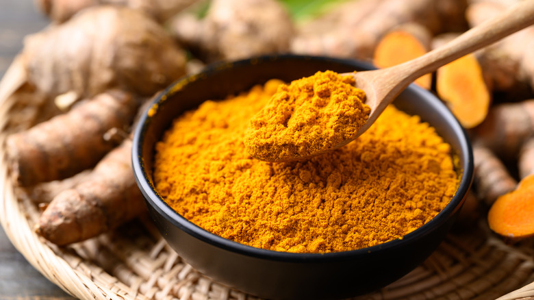 Fresh and ground turmeric