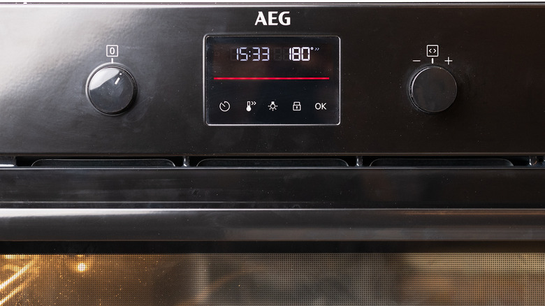 Oven temperature screen and control knobs