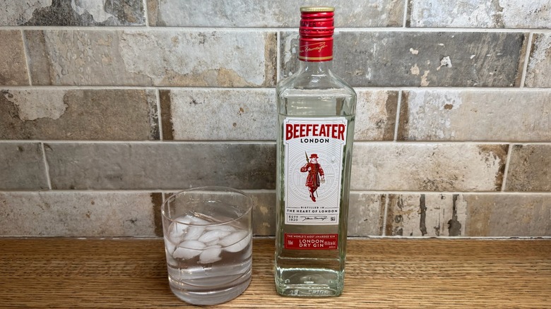 Beefeater next to gin and tonic