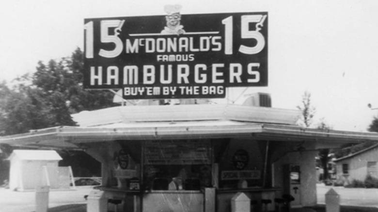 A black and white photo of the 1948 McDonald's drive-in restaurant in San Bernadino, California