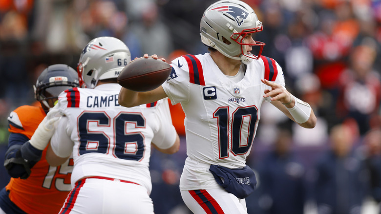 Drake Maye passing in game vs. Denver 2026