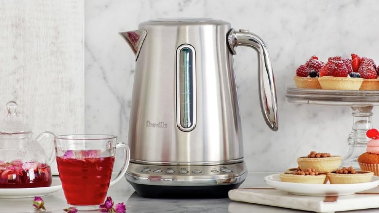 A Breville smart kettle luxe on a counter