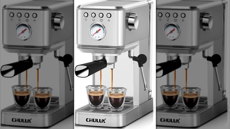 CHULUX slim espresso machine drawing two shots of espresso