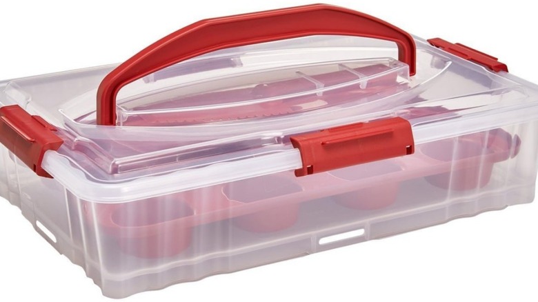 A Buddeez cake carrier