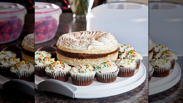 A Sterilite cake carrier with a cake and cupcakes
