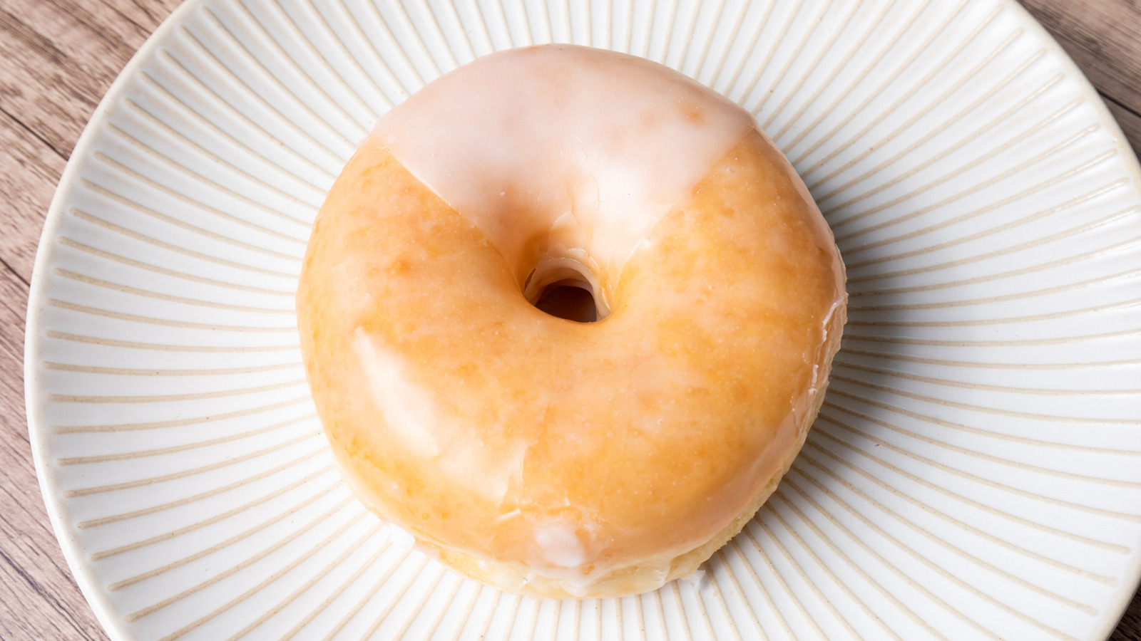 The Best Glazed Donut From A Chain Beats A Hot Krispy Kreme - Tasting Table