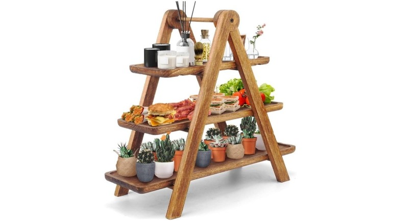 A Manspdier 3-tier serving tray