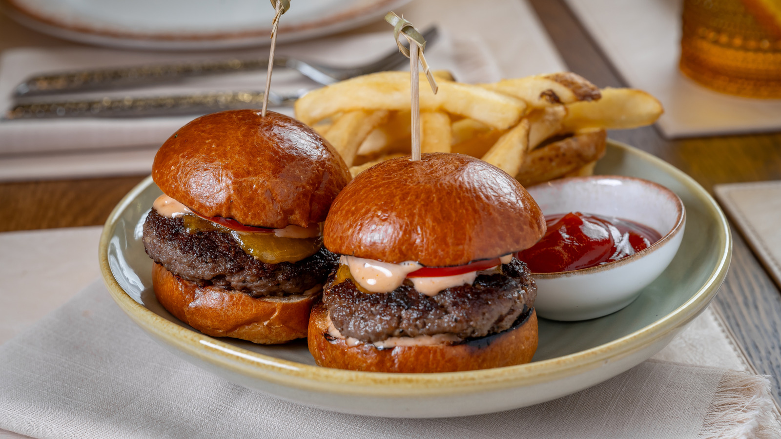 Cheesecake Factory's Hands-Down Best Burger Isn't The Old Fashioned Or Americana