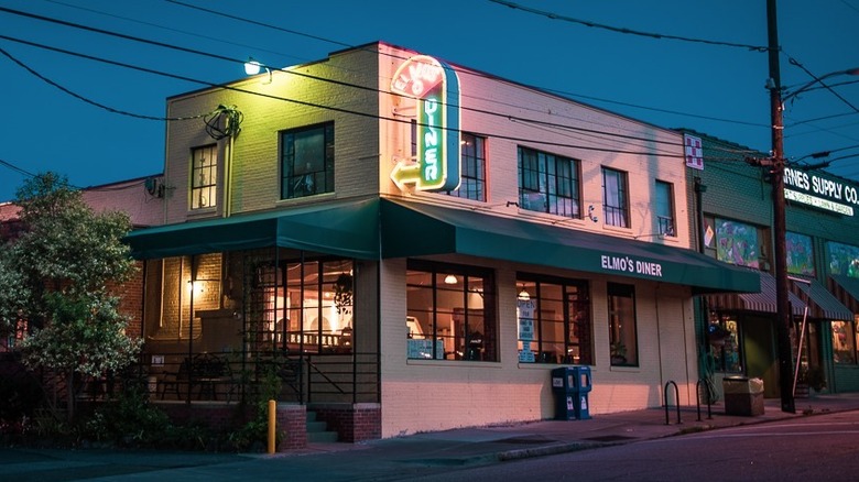 Exterior of Elmo's Diner at night