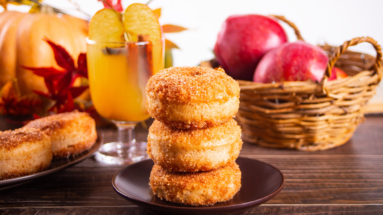 The Absolute Best Donut And Cocktail Pairing For Your Next Boozy Brunch