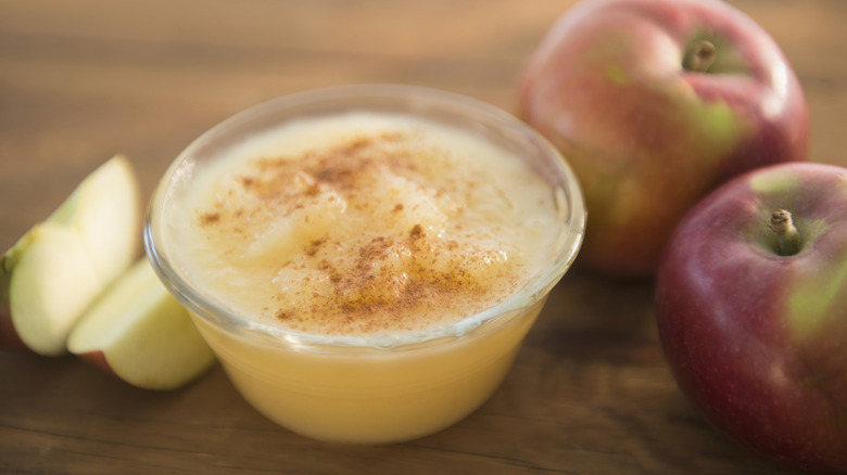 Applesauce with whole fruit and cinnamon