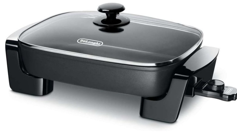 A De'Longhi electric skillet