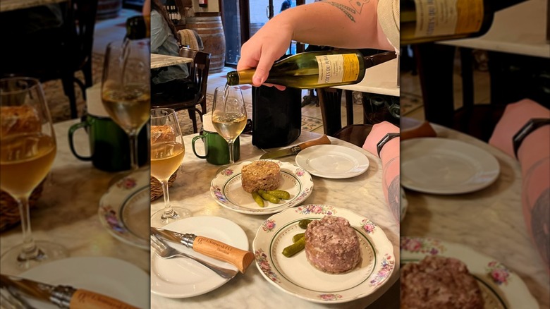 Goose rilette with glasses of wine at L'Ànima del Vi