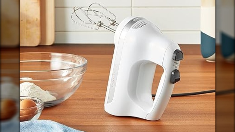 A KitchenAid 5-speed mixers on the counter