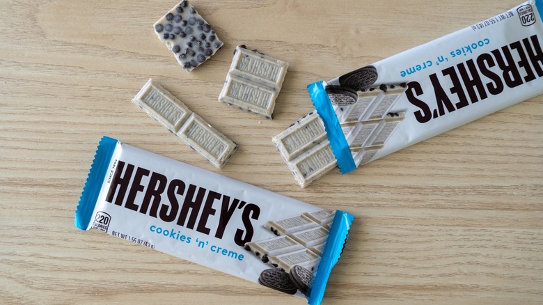Hershey's Cookies 'n' Creme bars and pieces on a wooden background
