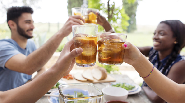 Friends drinking iced tea