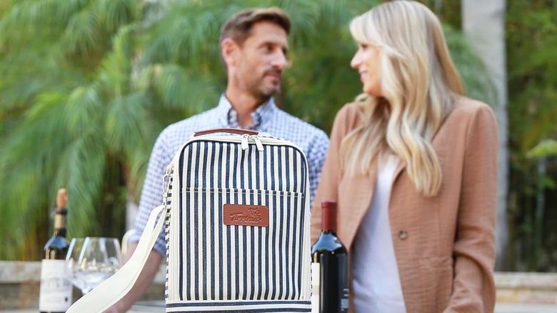 A couple with a Tirrinia insulated wine tote