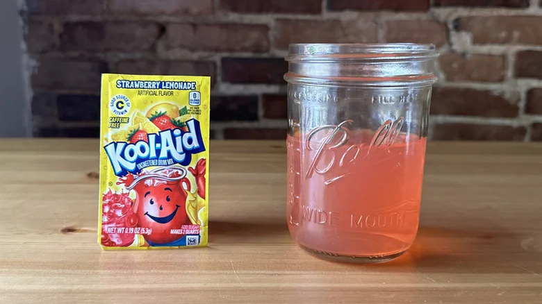 Strawberry leonade kool aid in a packet and jar