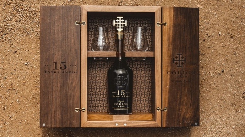 Código 1530 15-Year Extra Añejo tequila and presentation box with glasses
