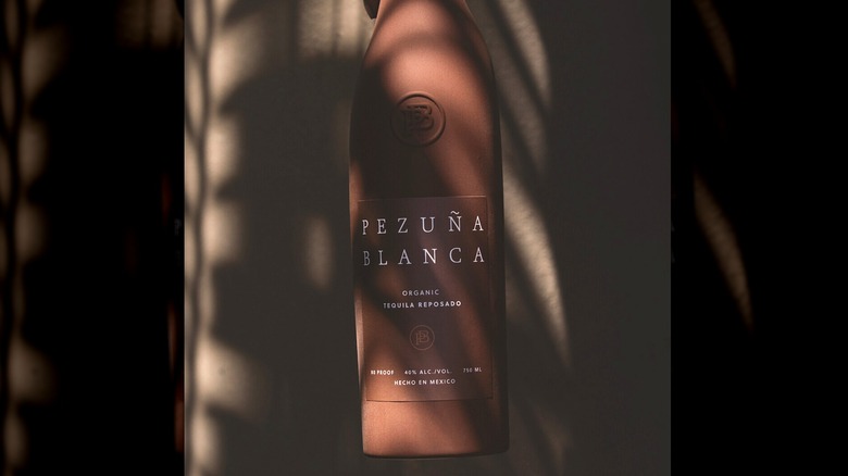 Bottle of Pezuna Blanca reposado