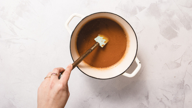 Cream and caramelized sugar in white pot
