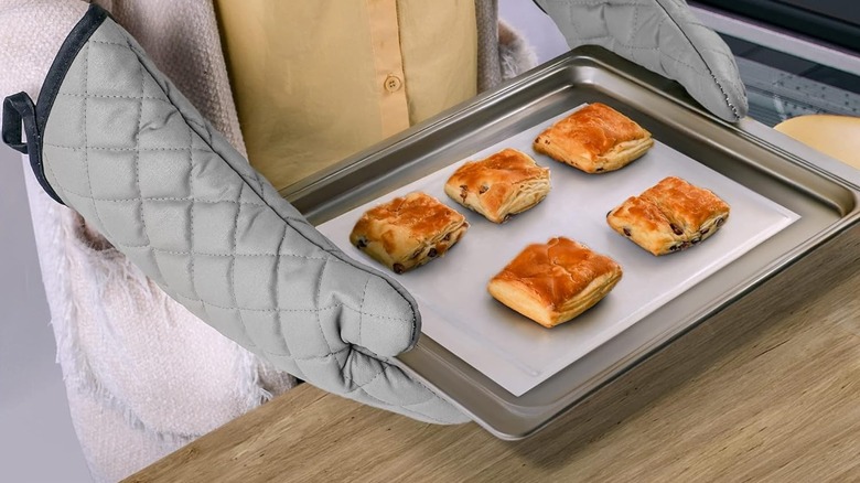 15 Best Oven Mitts And Gloves, According To Online Reviews