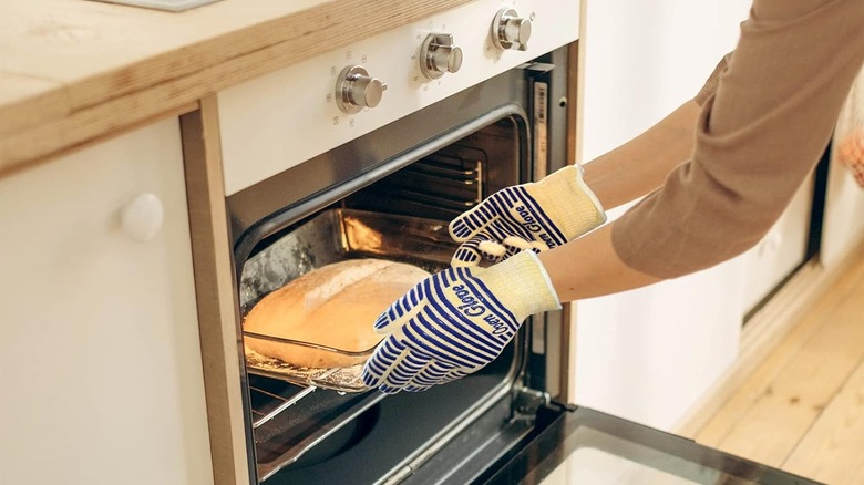 15 Best Oven Mitts And Gloves, According To Online Reviews