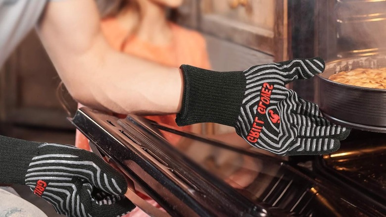 15 Best Oven Mitts And Gloves, According To Online Reviews