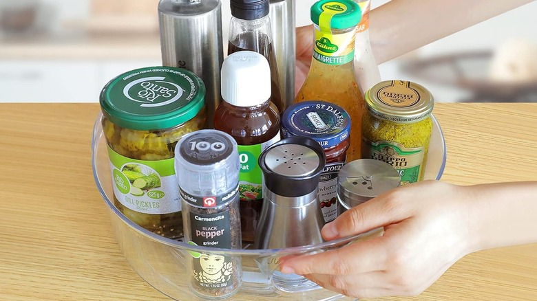 A Guzon lazy Susan organizer