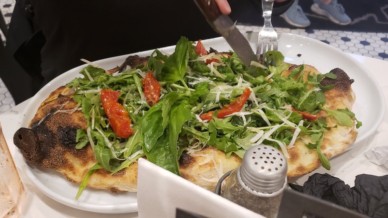 Pinsa with fork and knife