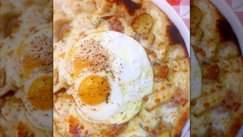 Egg on potato pizza