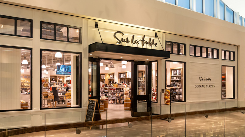 sur la table retail store