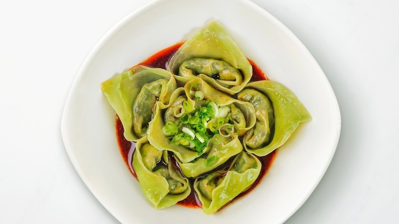 Green spicy wontons with red sauce