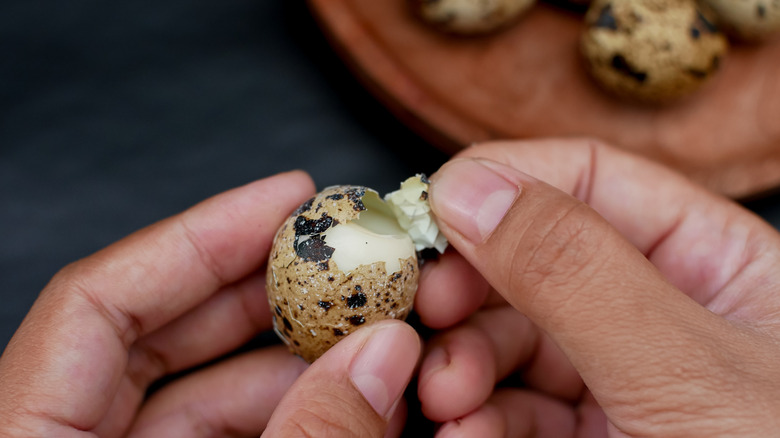 Peeling boiled quail eggs