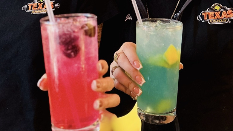 Texas Roadhouse drinks held by servers