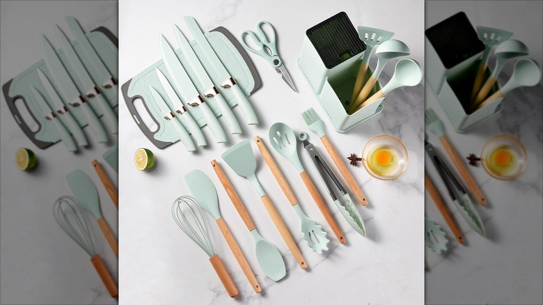 Shuniking 19-piece Cooking Utensil Set arranged on a marble surface