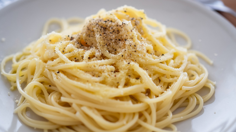 closeup of cacio e pepe in bowl