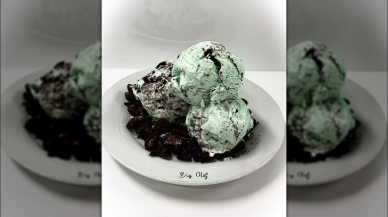 Mint Oreo ice cream in a Big Olaf bowl