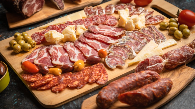 Charcuterie board w/meats and cheese