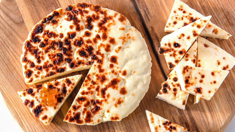 Wheel and slices of juustoleipä