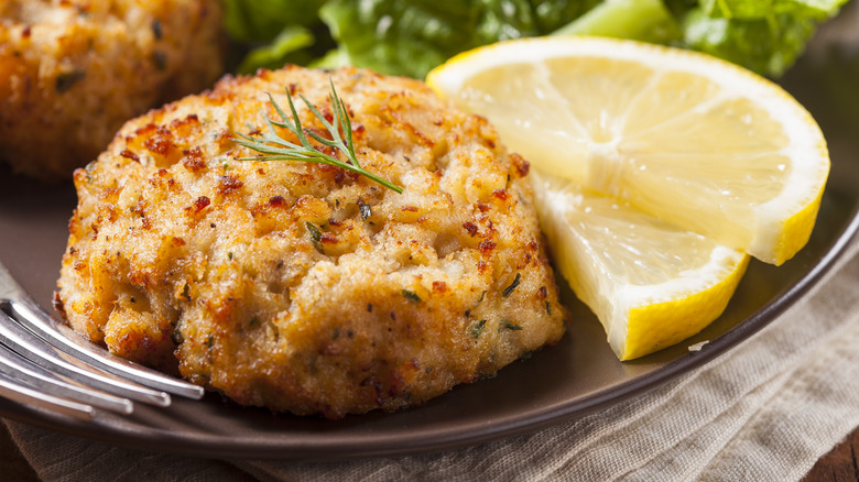 Crabcake on plate with lemon slices