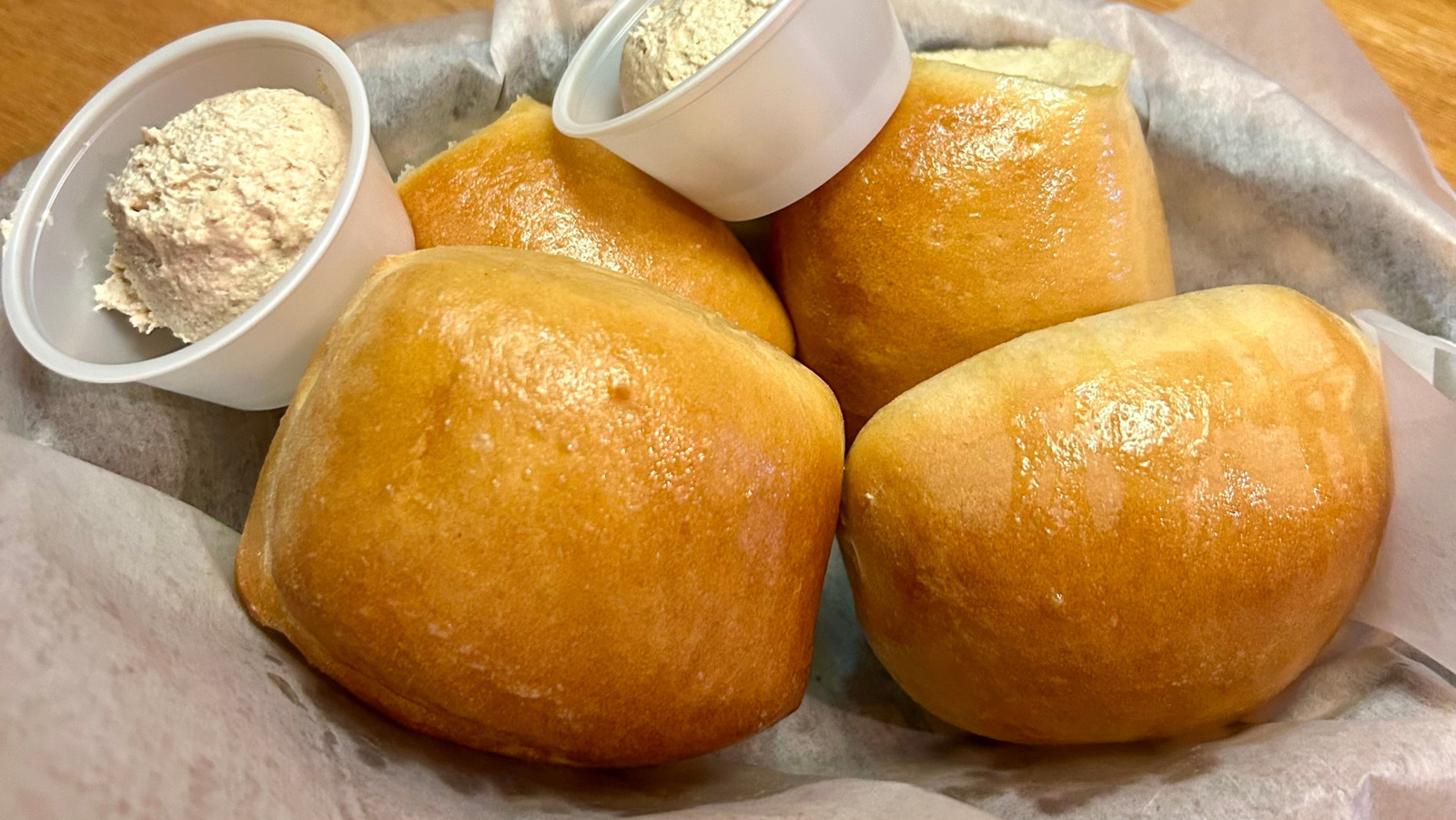 Bring Texas Roadhouse Rolls To Your Thanksgiving Table With A Secret Ordering Trick - Tasting Table