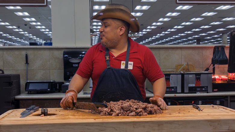 Buc-ee's employee slicing brisket