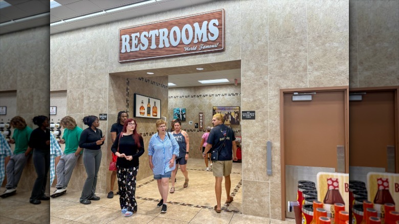 buc-ee's restrooms sign in store