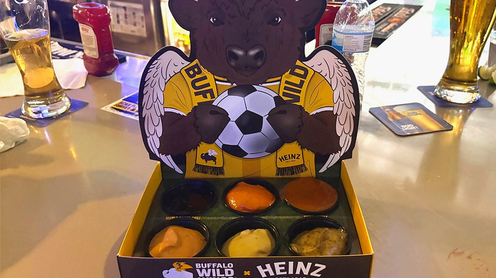 버팔로 와일드 윙의 매치데이 메뉴 소스는 컵 하나(또는 6개의 컵)에 담긴 세상을 선사합니다.