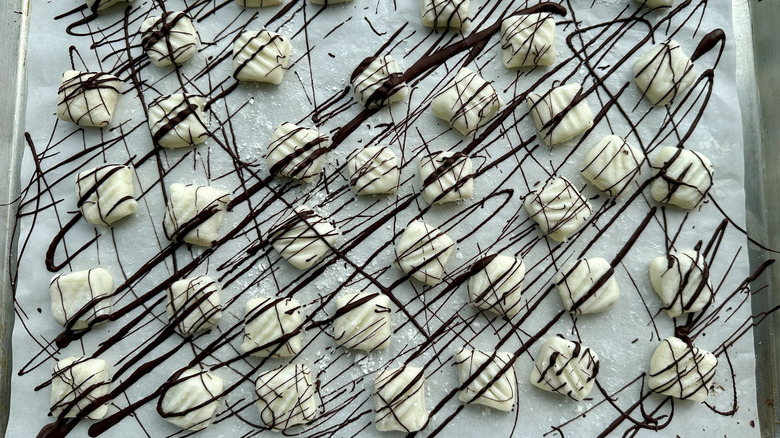 Chocolate-drizzled cream cheese mints setting