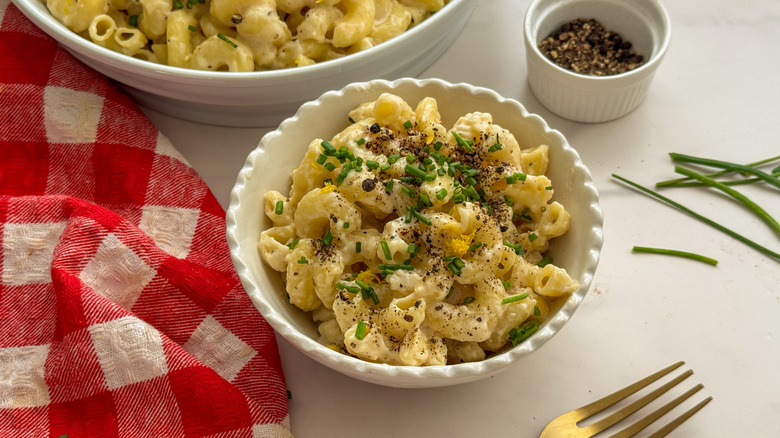 Cacio e pepe mac and cheese in bowl