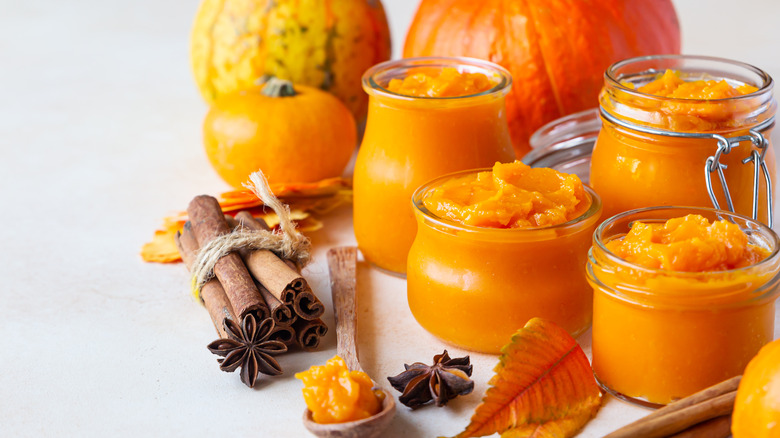 jars of pumpkin purée
