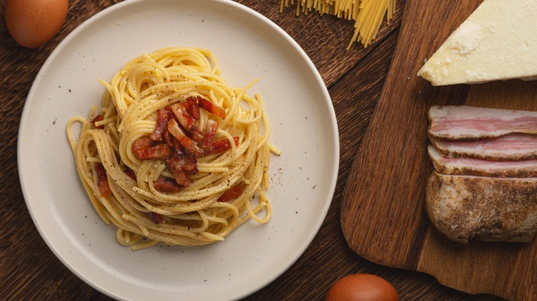 spaghetti carbonara on plate