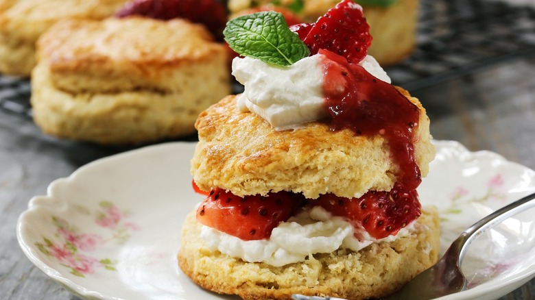 strawberry shortcake with biscuits
